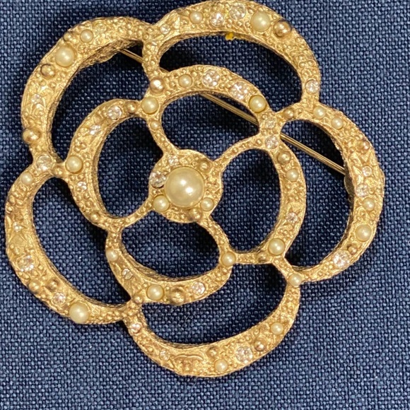 Chanel Brooch Camellia  Pearl Rhinestone Gold - Picture 5 of 17